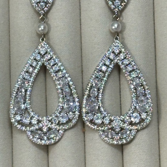 Sparkling Silver Tone Teardrop Dangle Earrings wedding PAGENT Elegant 3134 B - Picture 9 of 12